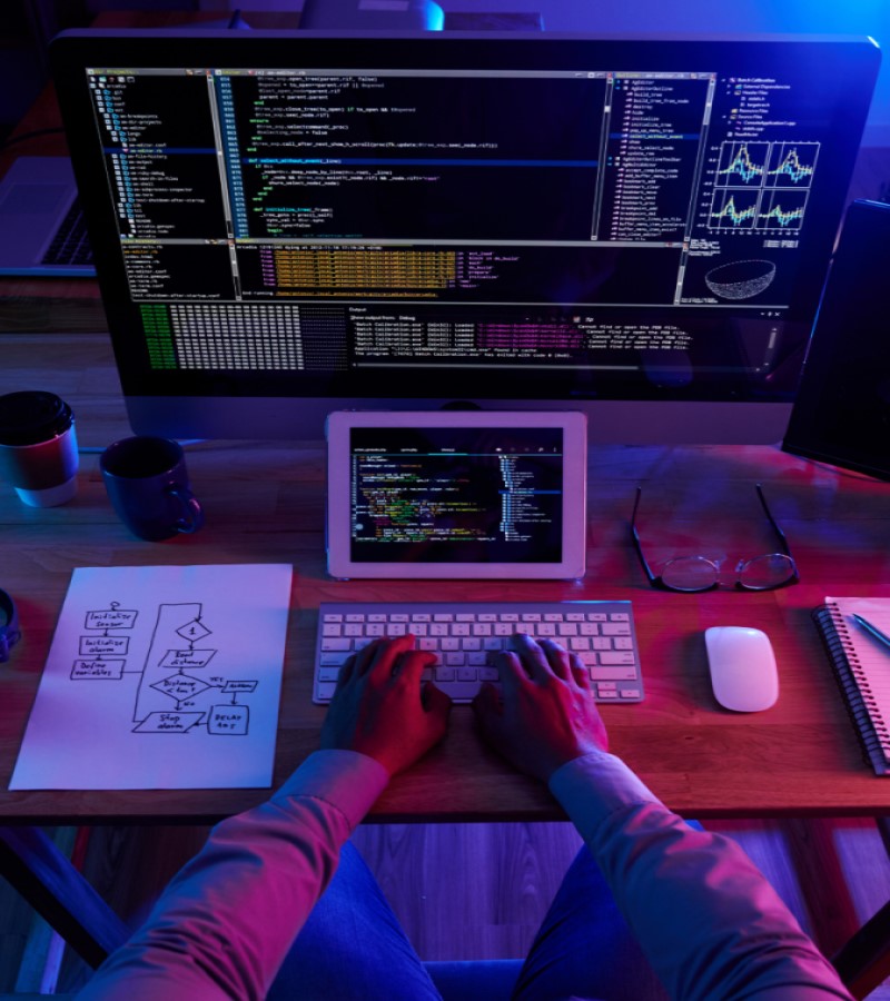top-view-unrecognizable-hacker-performing-cyberattack-night fullstack développement